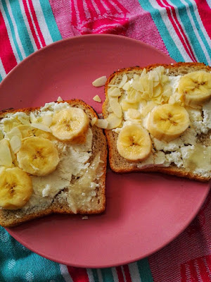 Śniadaniowe tosty z twarożkiem i bananem