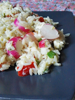 Sałatka z ryżu, warzyw i fety