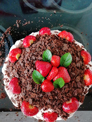 Pyszne ciasto czekoladowo-truskawkowe