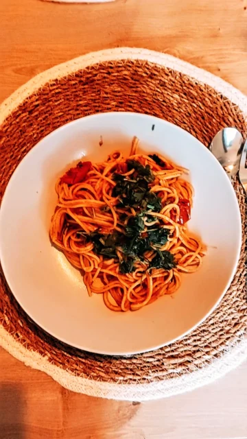 Spaghetti z sosem pomidorowym z pietruszką