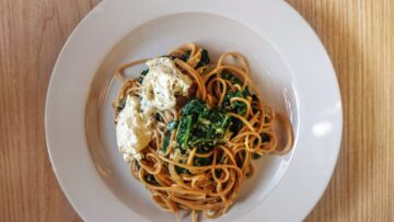 Spaghetti ze szpinakiem i ziołową ricottą